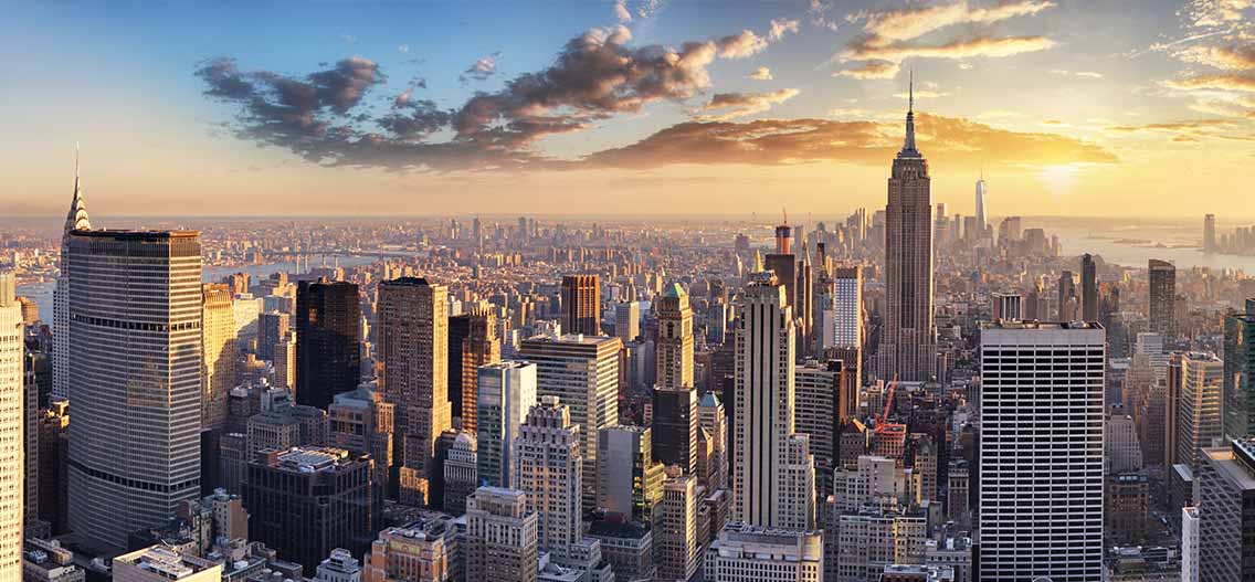 Pohled na Empire State Building z budovy Top of the Rock v New York City