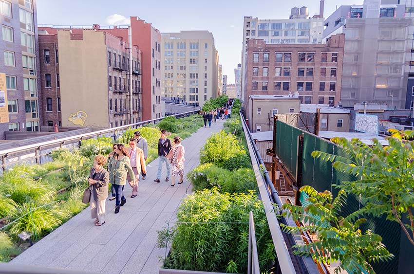 trasa parku High Line je mezi domy