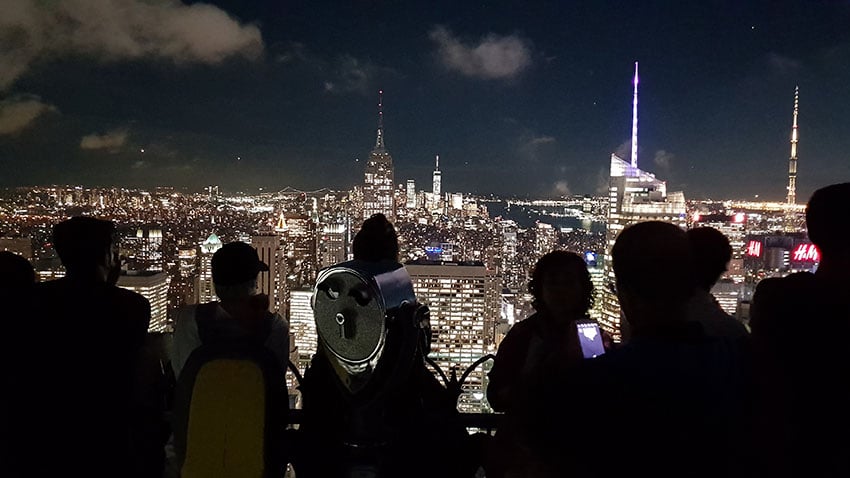 Noční výhled z mrakodrapu na Empire State Building